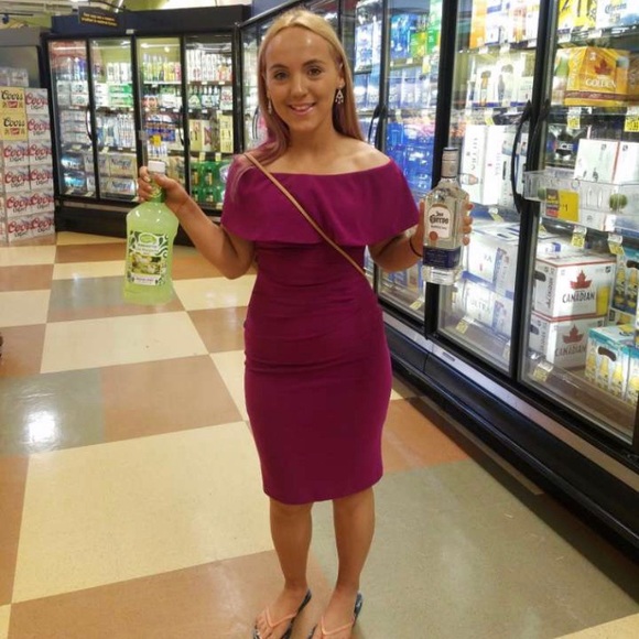 Hey guys! 💕 Meet your Posher, Christine - Picture 3 of 6